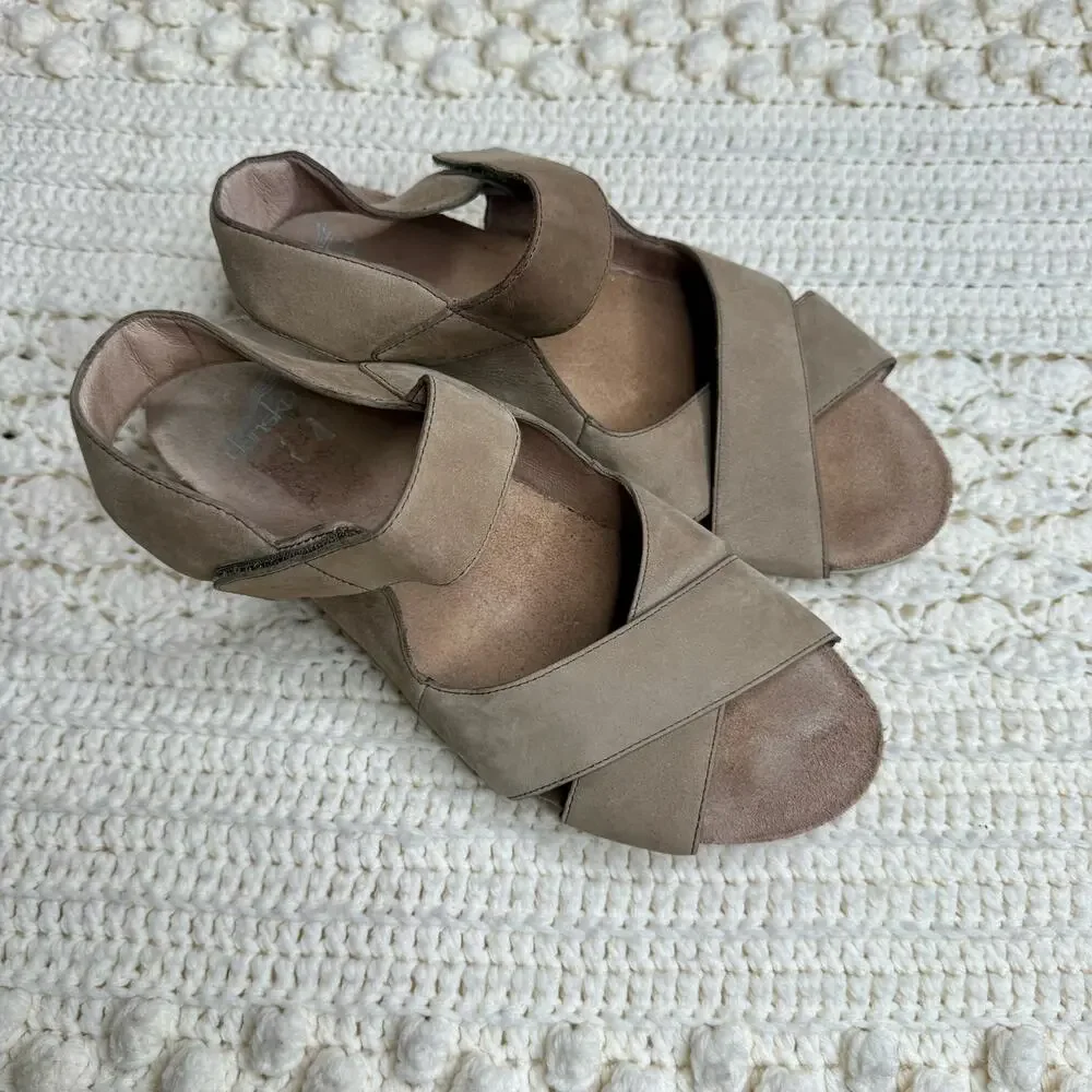 DANSKO Women's 40 US 9.5 10 Sharla Criss Cross Strappy Wedge Sandal Shoes Tan